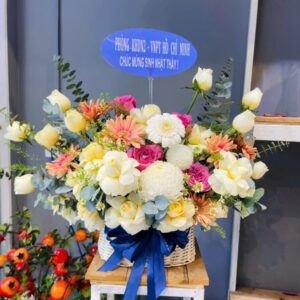 blooming blue – giỏ hoa sinh nhật thanh lịch