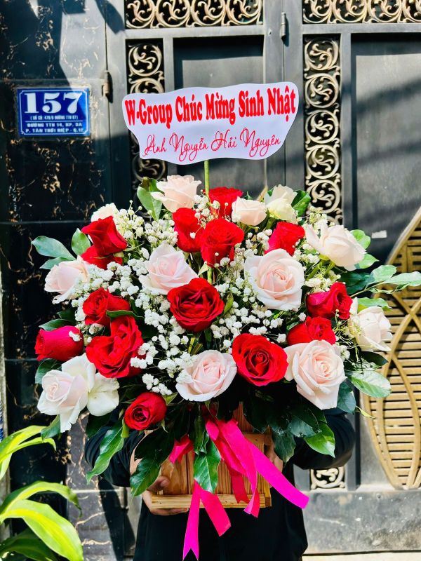 giỏ hoa chúc mừng tinh tế – scarlet bloom