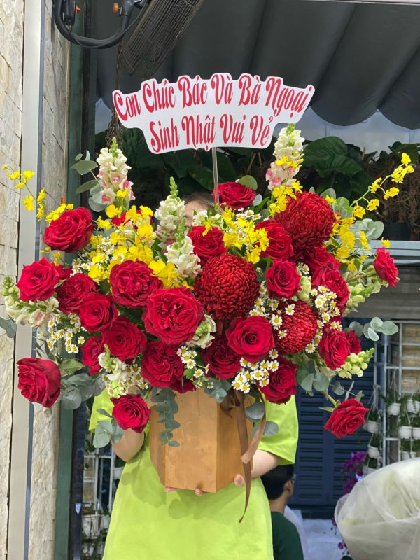 giỏ hoa chúc mừng nổi bật – crimson garden