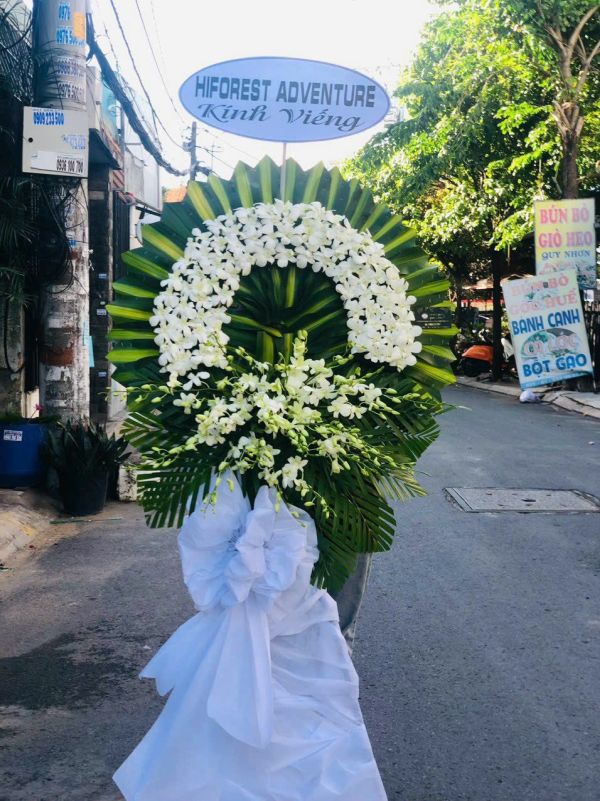 Hoa chia buồn sang trọng, không quá phô trương