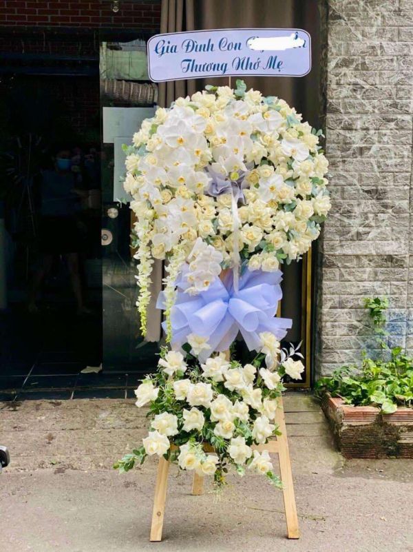 kệ hoa lan trắng chia buồn