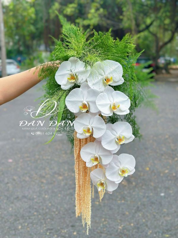 Hoa cưới cầm tay dáng rủ