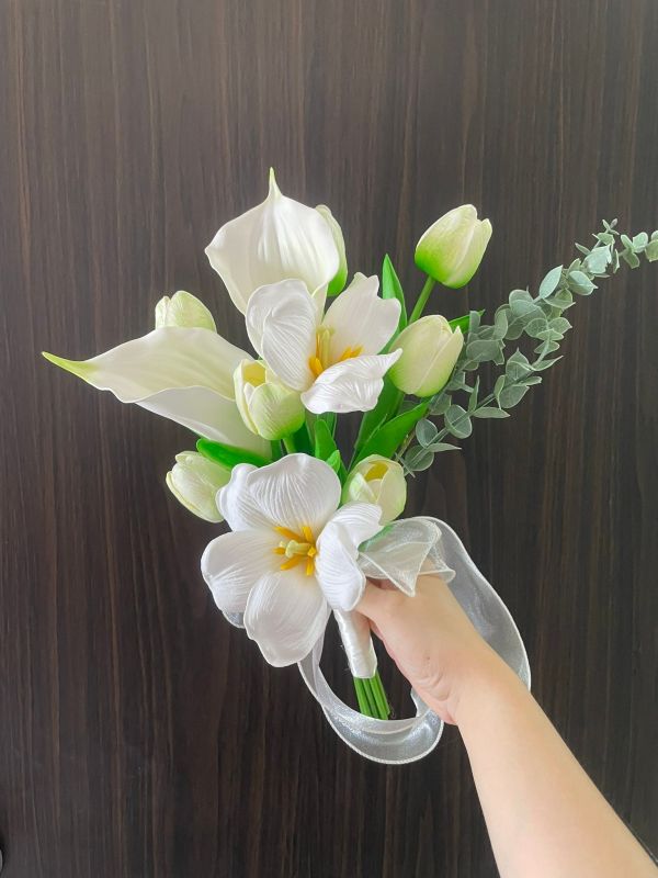 Hoa cưới cầm tay dáng rủ