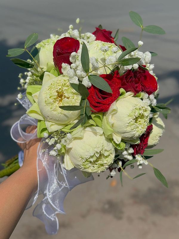 Hoa cưới cầm tay dáng tròn