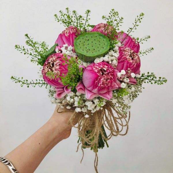 Hoa cưới cầm tay dáng tròn