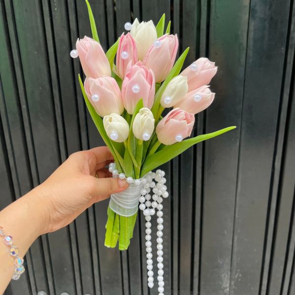 Hoa cưới cầm tay hoa Tulip