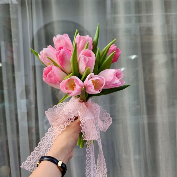Hoa cưới cầm tay hoa Tulip