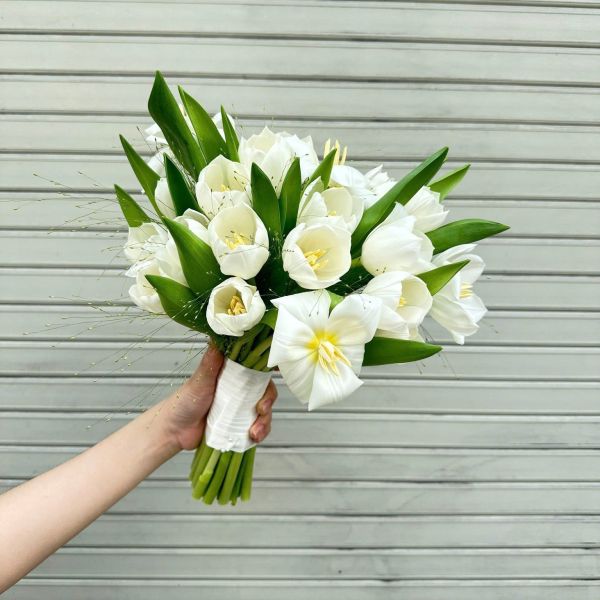 Hoa cưới cầm tay hoa tulip