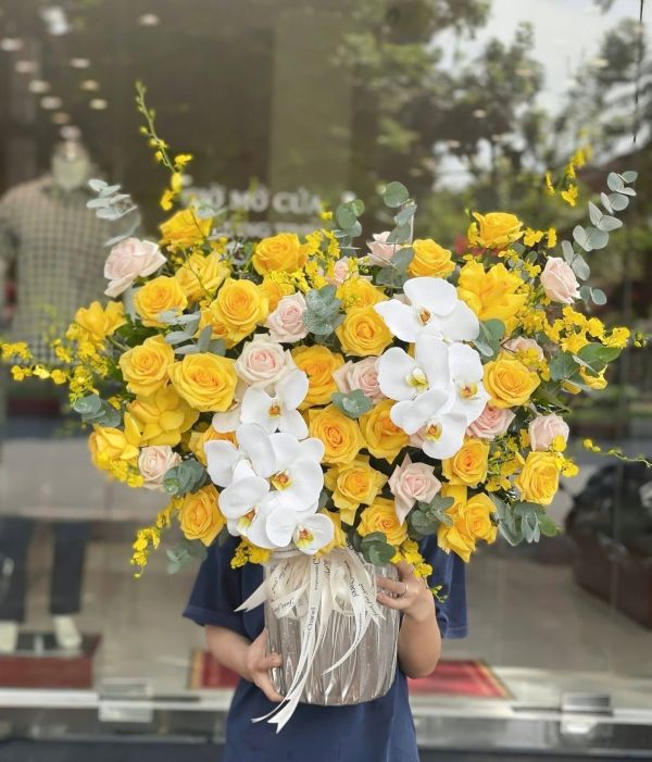 Giỏ hoa khai trương tone vàng sang trọng